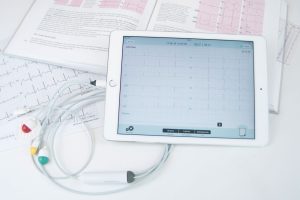 Συσκευή Cardiosecur Pro και iPad στο γραφείο του καρδιολόγου. Cardiosecur Pro, Ipad in cardiologist desk